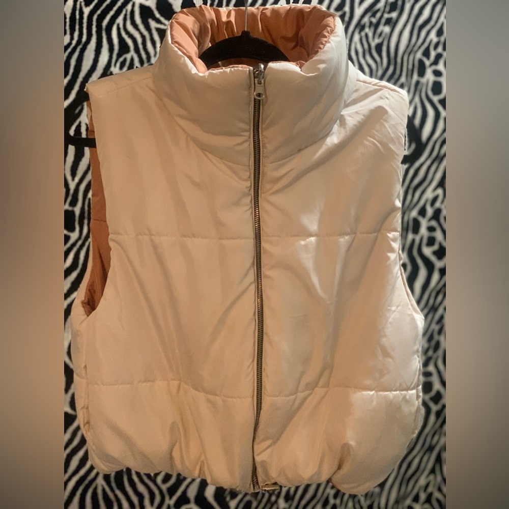 Reversible puffer vest